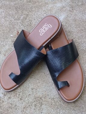 Franco Sarto Black Textured Toe-Loop Slide Sandals with Brown Footbed